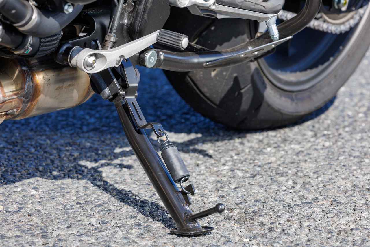 画像: サスペンションのショート化にあわせて、サイドスタンドもショートタイプに変更。停車時の安定性を高めるには必要な変更だ。