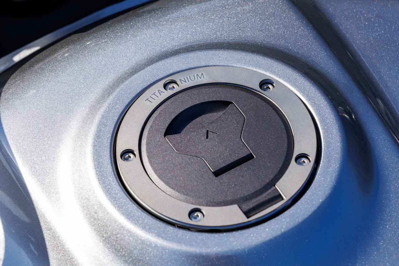 画像: タンクキャップまわりを美しくドレスアップするチタンプレートも市販予定品。多くのバイクに使えそうなカスタムパーツだ。