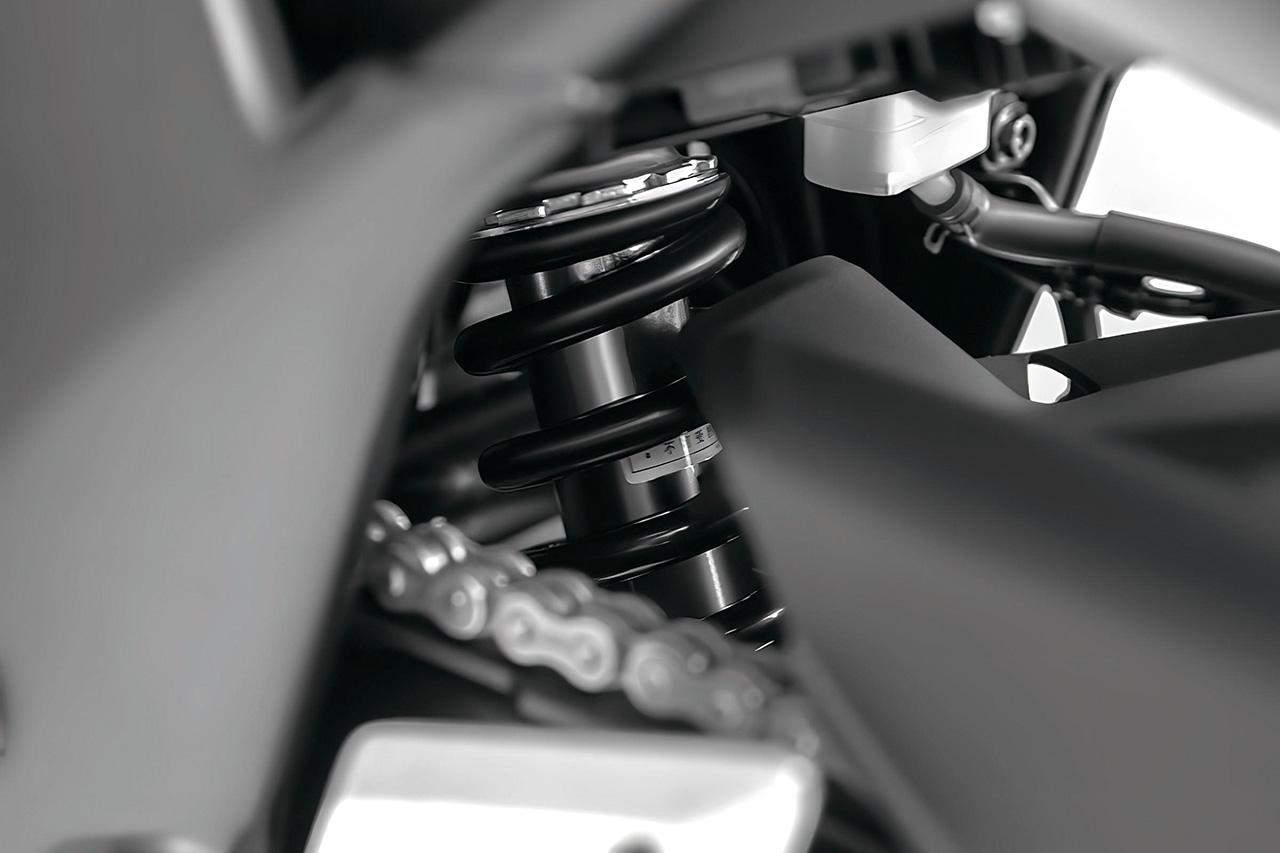 画像: リンク式モノショックを採用し、ストリートからワインディングまで安定した接地感を提供。プリロード調整機構により、ライダーの体格や積載状況に応じた細かなセッティングも可能とされる。