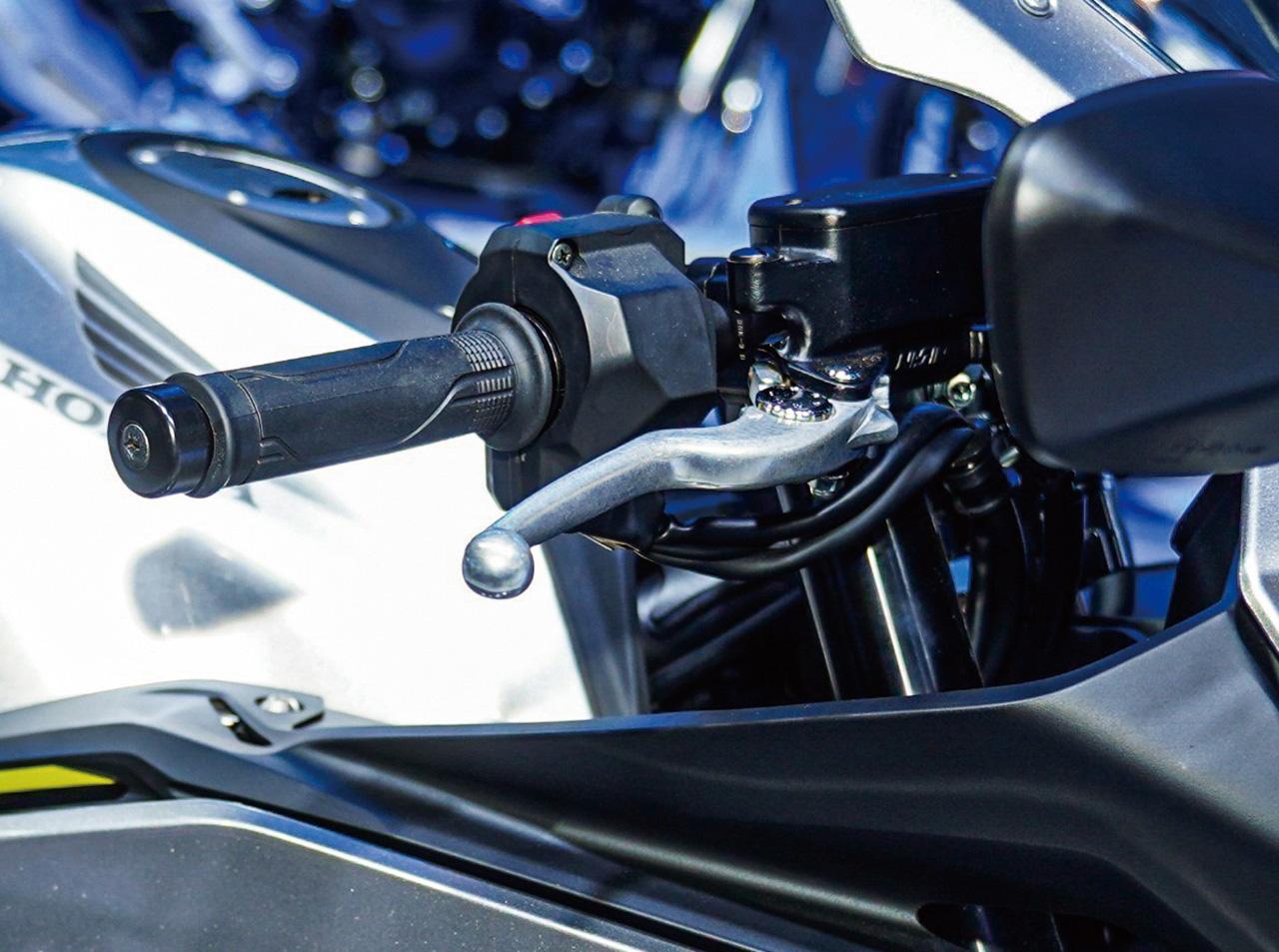 画像: ハンドルはトップブリッジ下に装着されるセパレートタイプながら、位置はやや高めで自然な前傾を実現。スーパースポーツほどストイックではなく、ツーリングからスポーツ走行まで対応する“オールラウンダーCBR”としての性格を支える。
