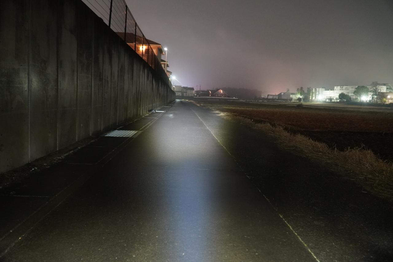 画像2: ヘッドライトは簡単に角度調整可能です。