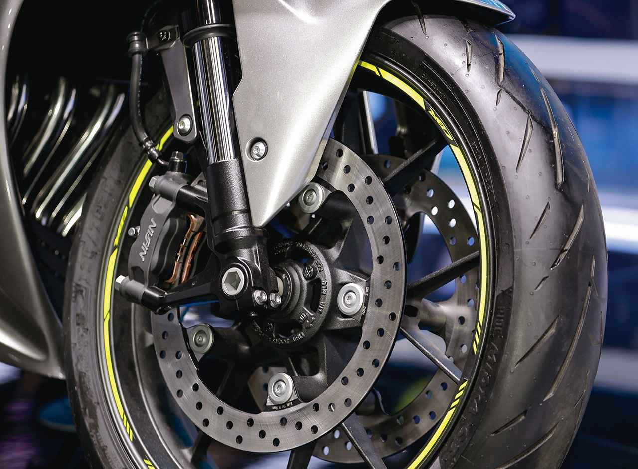 画像: 倒立フロントフォークとダブルディスクブレーキを採用し、トップクラスに伍する高い剛性と制動力を確保。街乗りからワインディング、サーキット走行まで、フルカウル4気筒スポーツにふさわしいコントロール性を狙った仕様だ。