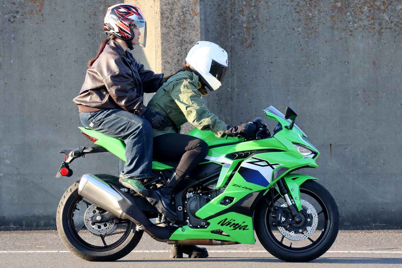 画像: ▲タンデムシートに乗っている私（ゆずな）は身長155cm、運転手のとみー先輩は身長165cmです。