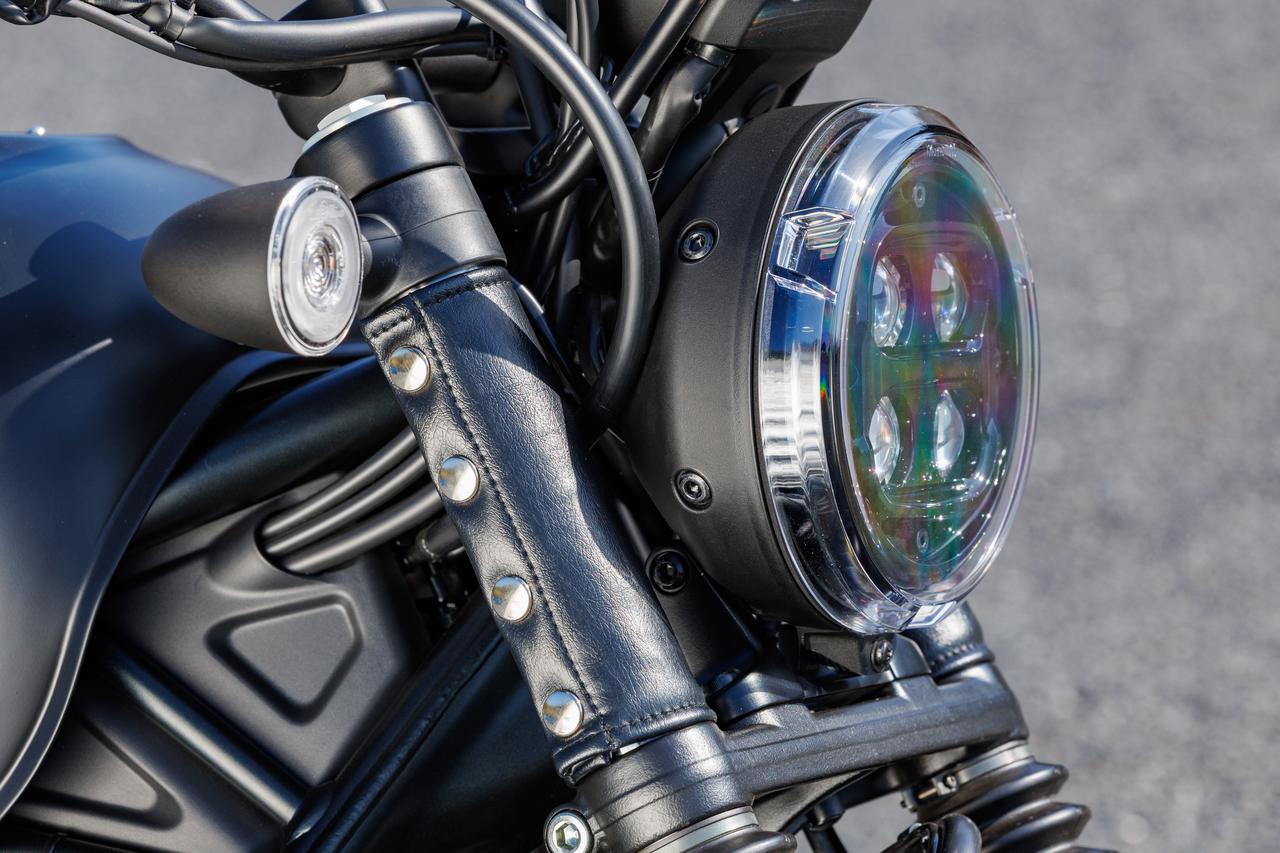 画像: フロントフォークのメッキ部分を覆うフロントサスペンションカバーはレザー製。巻いてホックで止めるだけの簡単装着で、全体の統一感を高めている。（フロントサスペンションカバー（レザー）：8250円）