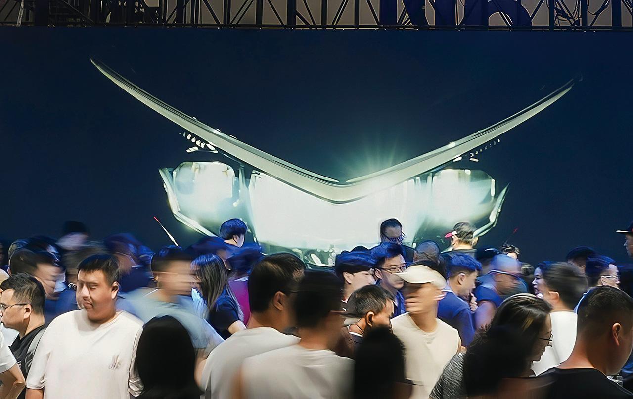 画像: カウル幅いっぱいに広がるワイドなLEDヘッドライトは、従来CBRとは一味違う新意匠。シャープなポジションランプ形状と相まって、CBR500R FOUR独自の精悍な“顔”を形成し、シリーズの新世代を象徴するデザインとなっている。