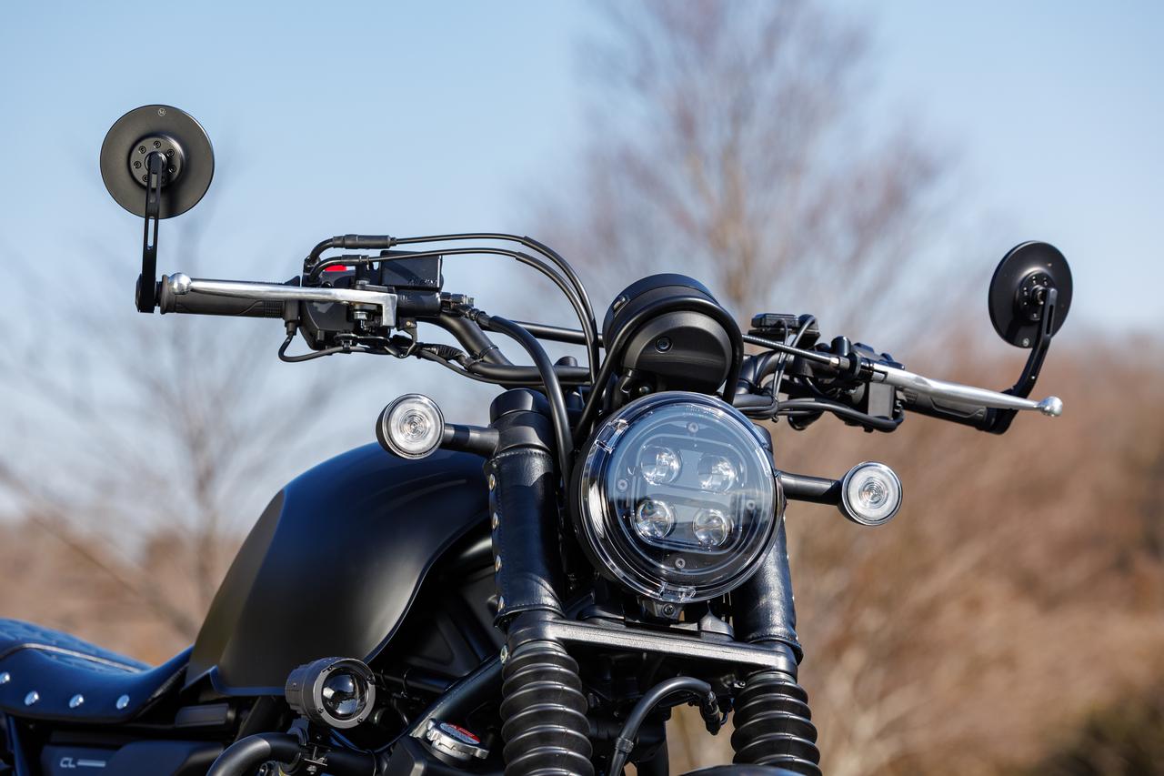 画像: ロー＆ワイドなスクランブラーハンドルはスチール製でマットブラック仕上げ。オフロードイメージを高めるブレース付きだ。（スクランブラー ハンドル：1万5400円）