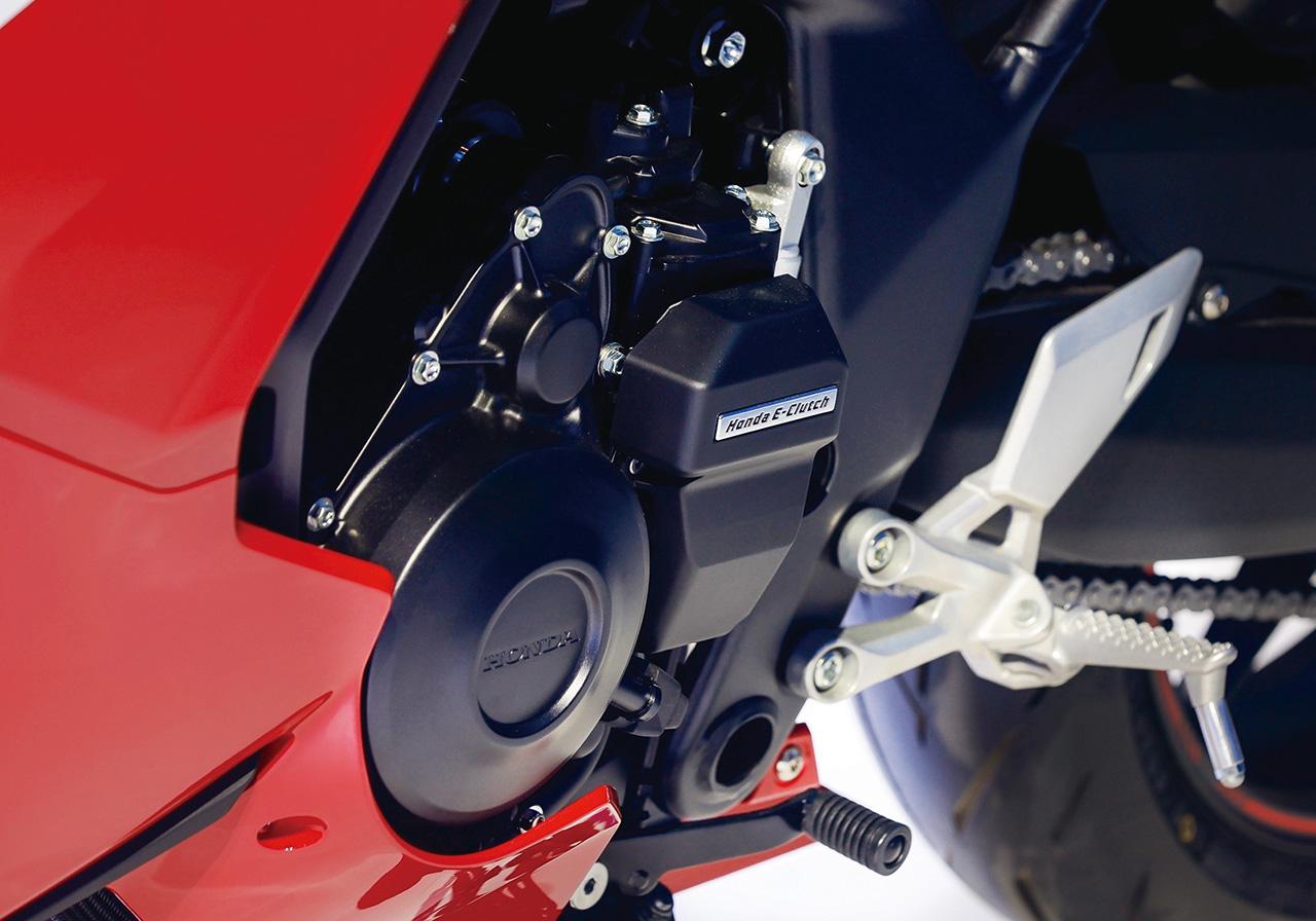 画像: Eクラッチは、新開発4気筒に合わせてドライブスプロケット上部、エンジン左側にアクチュエーターを配置した専用設計。クラッチレバー操作なしで発進・停車・変速が可能で、渋滞路や街乗りでも直4スポーツを気軽に楽しめる装備となる。