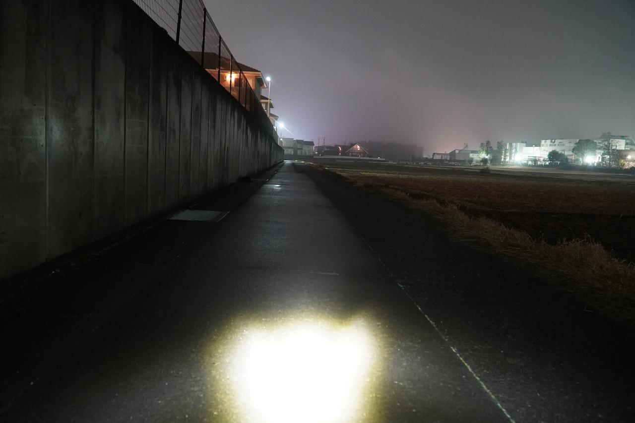 画像1: ヘッドライトは簡単に角度調整可能です。