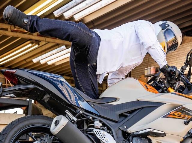 画像: ▲「シン・ライダーデニム」の快適性を実感できるのが車両にまたがる瞬間。縦横に伸びるストレッチ性と内股にマチを設けることで驚くほど軽く足を上げることができる