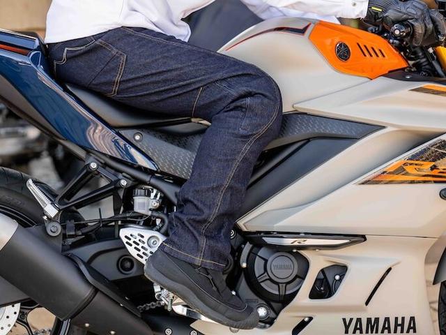 画像: ▲バイクにまたがった状態で快適な穿き心地を実現する立体構造になっているため、サイドの縫い目が腰部分から膝にかけて前側に出ているのが特徴