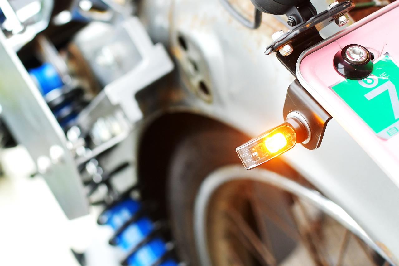 画像: スーパーカブのリアウィンカーを小型LEDウィンカーにして、ナンバーの位置に移設するよ。サイドバッグへの干渉も解消できるよ。〈若林浩志のスーパー・カブカブ・ダイアリーズ Vol.204〉 - webオートバイ