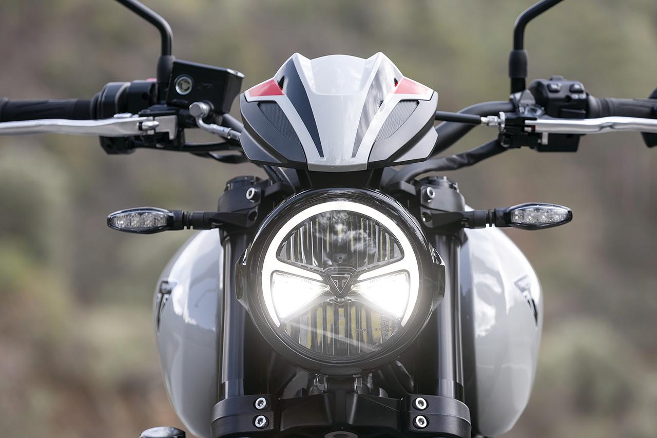 画像: センター部のブランドロゴから広がるDRLが印象的な丸型ヘッドライト。ウインカー、テールも含め灯火類はフルLEDタイプを採用。