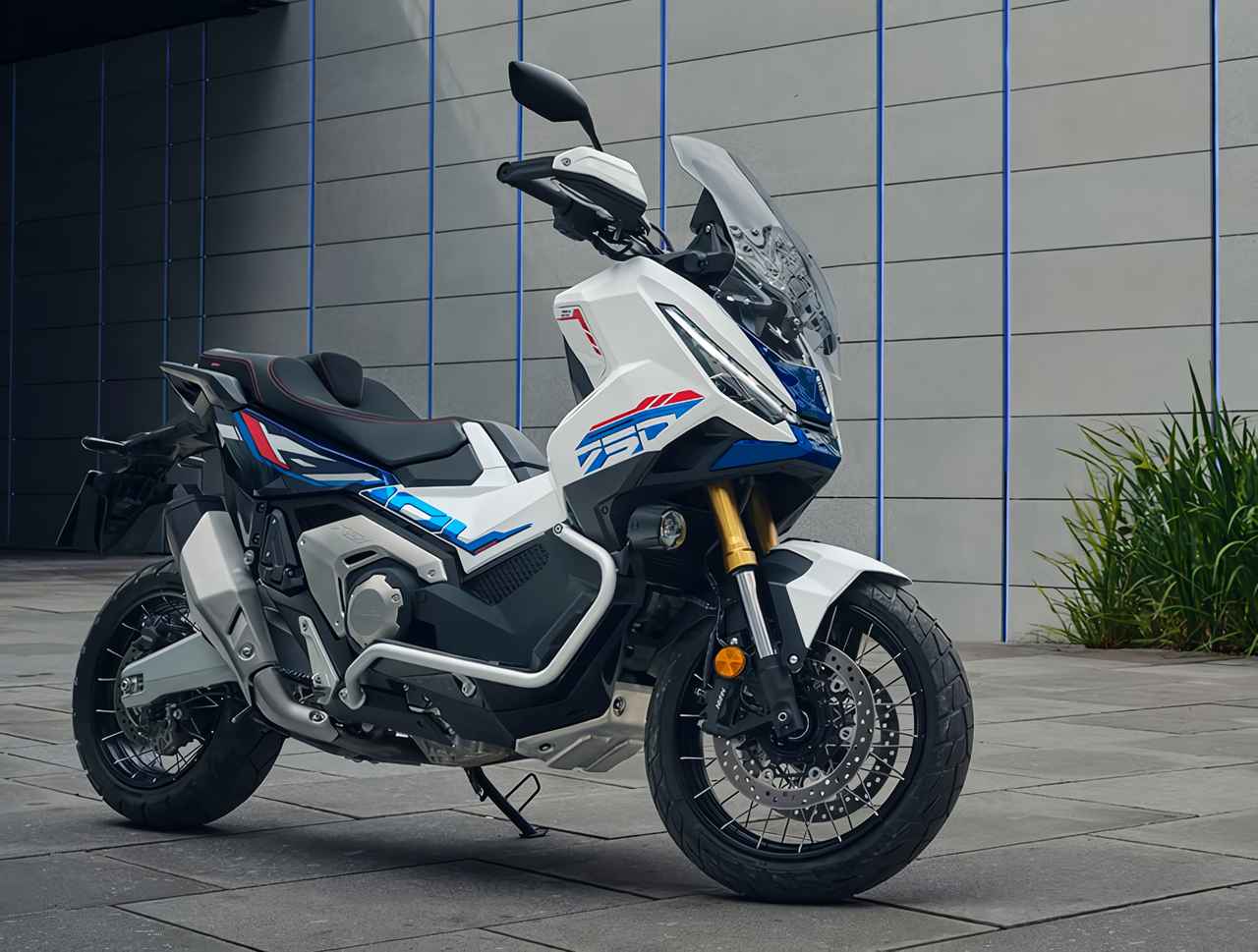 画像: 【車両解説】ホンダ「X-ADV」2026年モデルが登場! トリコロールのニューカラーが登場 - webオートバイ