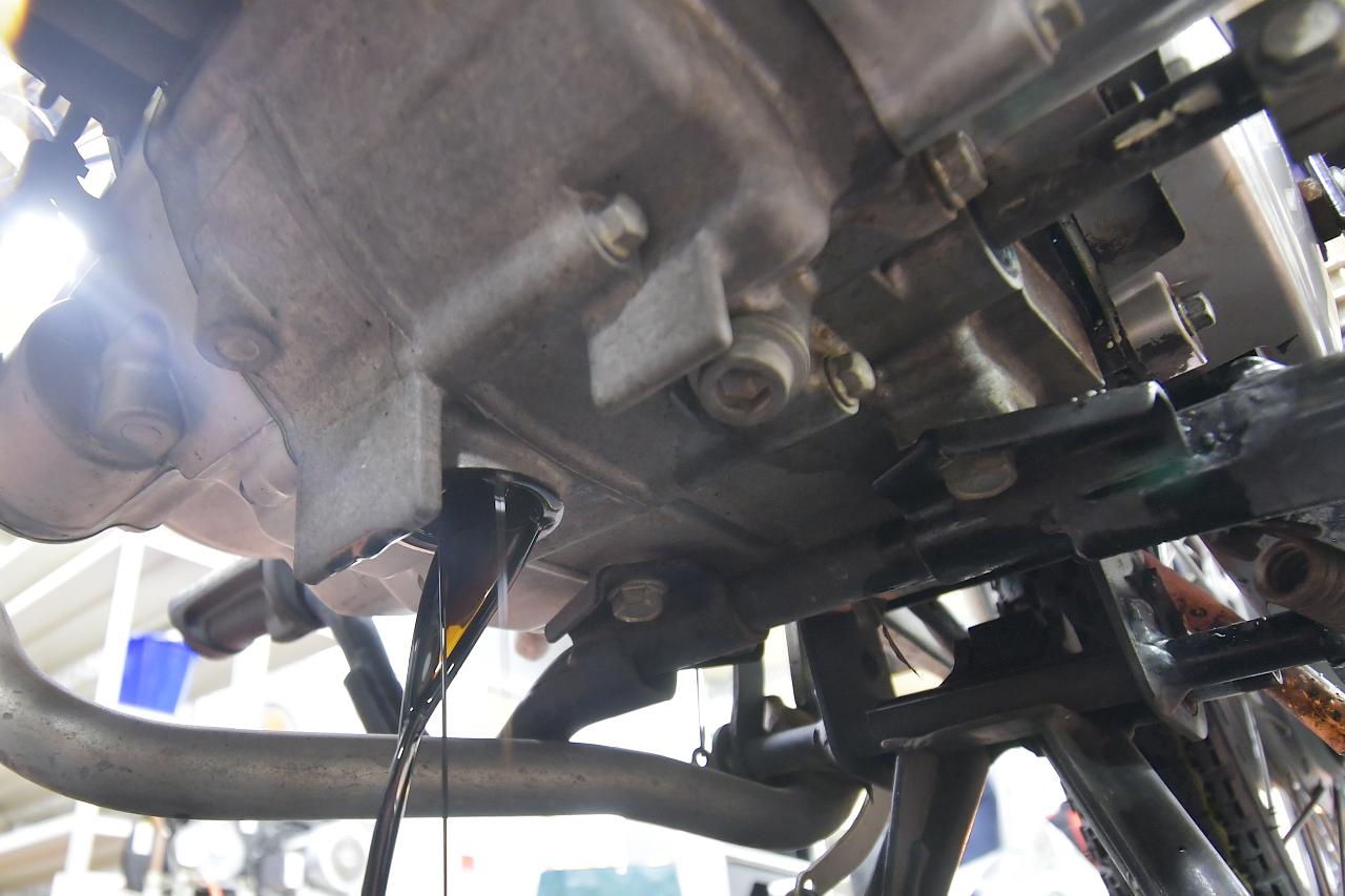 画像: 通勤で酷使されてるスーパーカブ（JA44）のメンテナンス①。まずはオイル＆オイルフィルター交換をするよ〈若林浩志のスーパー・カブカブ・ダイアリーズ Vol.360〉 - webオートバイ