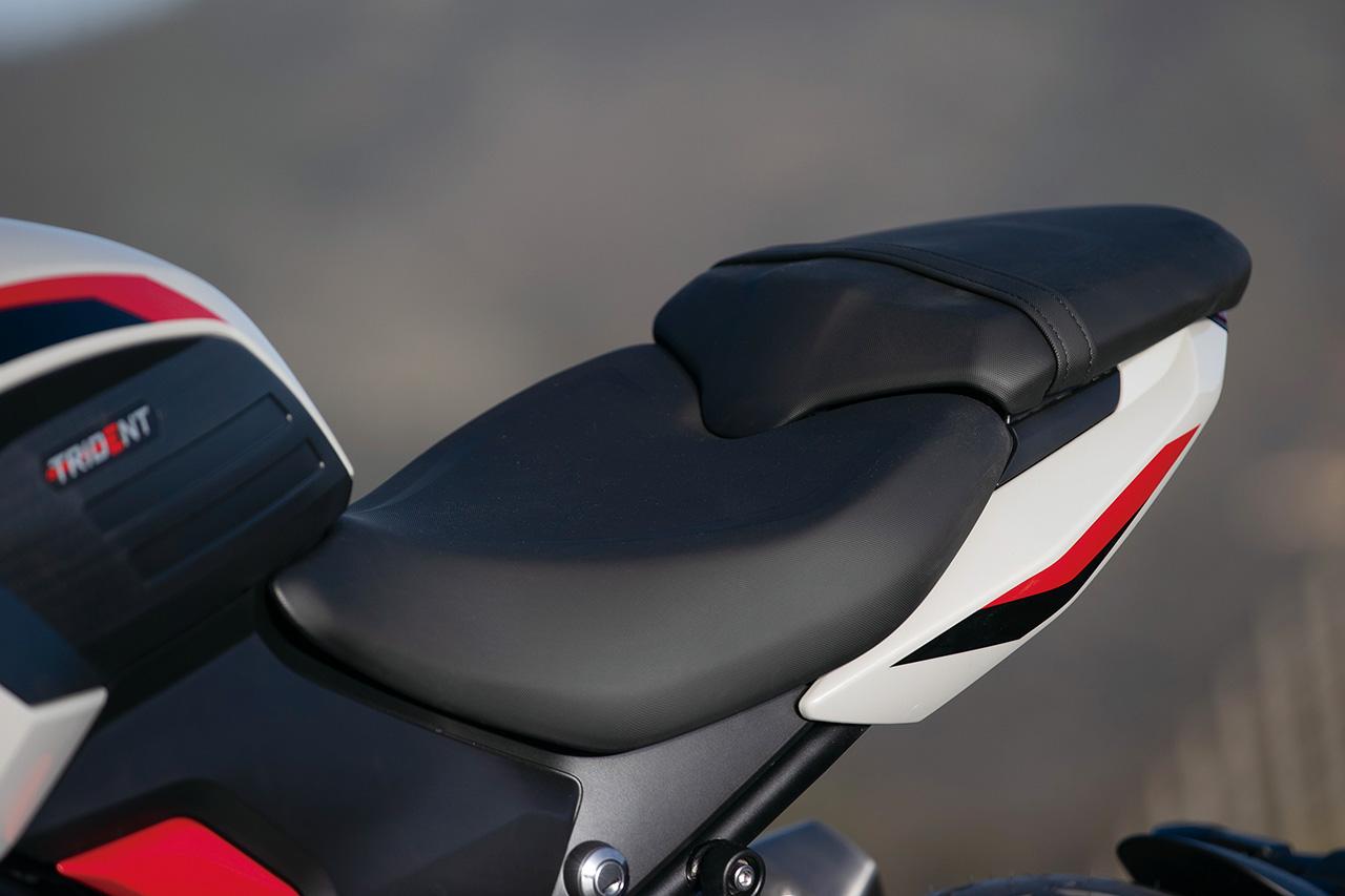画像: スポーツティな前後セパレートタイプのシートを採用（660はワンピースタイプ）。前方が絞り込まれた形状により足つきも良好だ。