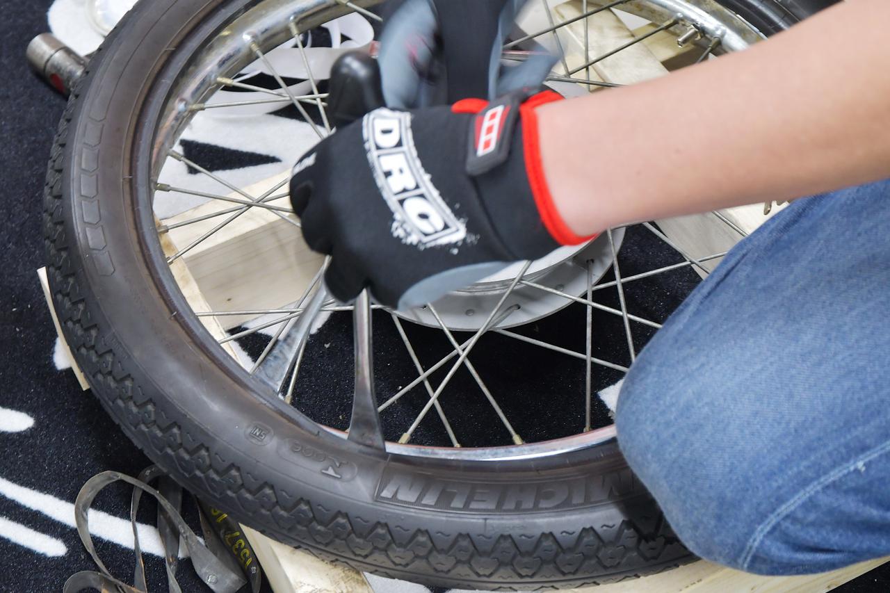 画像: スーパーカブのタイヤ交換をやってみる。結束バンドでのタイヤ装着も試してみるぞ。〈若林浩志のスーパー・カブカブ・ダイアリーズ Vol.55〉 - webオートバイ