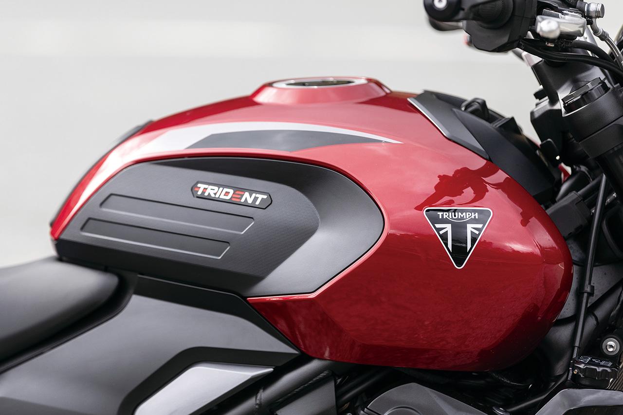 画像: 14L燃料タンクは満タンで約300kmの走行が可能。サイド部分がスリムでホールドしやすく、積極的なライディングに適したデザインだ。