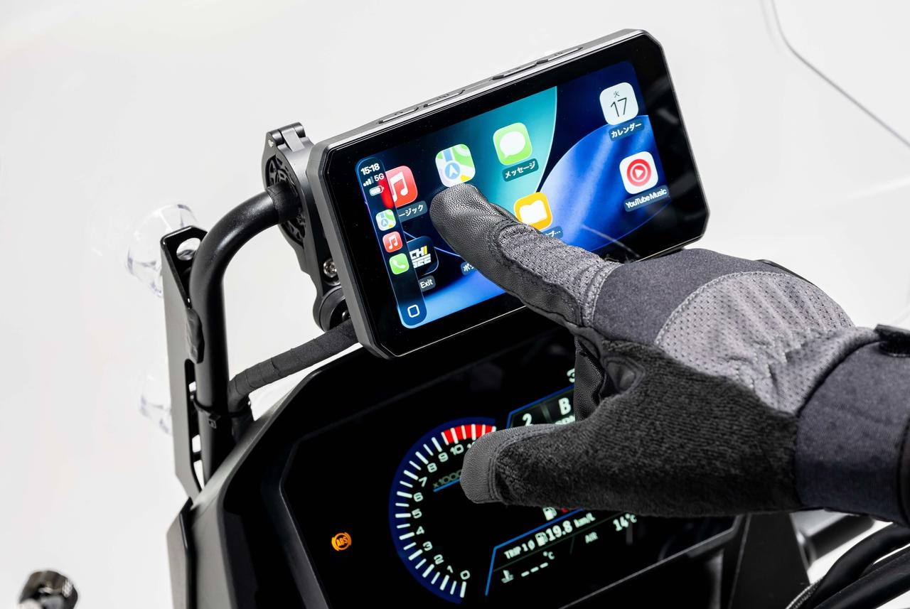 画像: 最近、増加中のスマートモニター。出発前に思い通りの操作ができずイライラしながらグローブを外した経験がある人も多いはず。空冷式グローブならそのストレスを感じることはないだろう。
