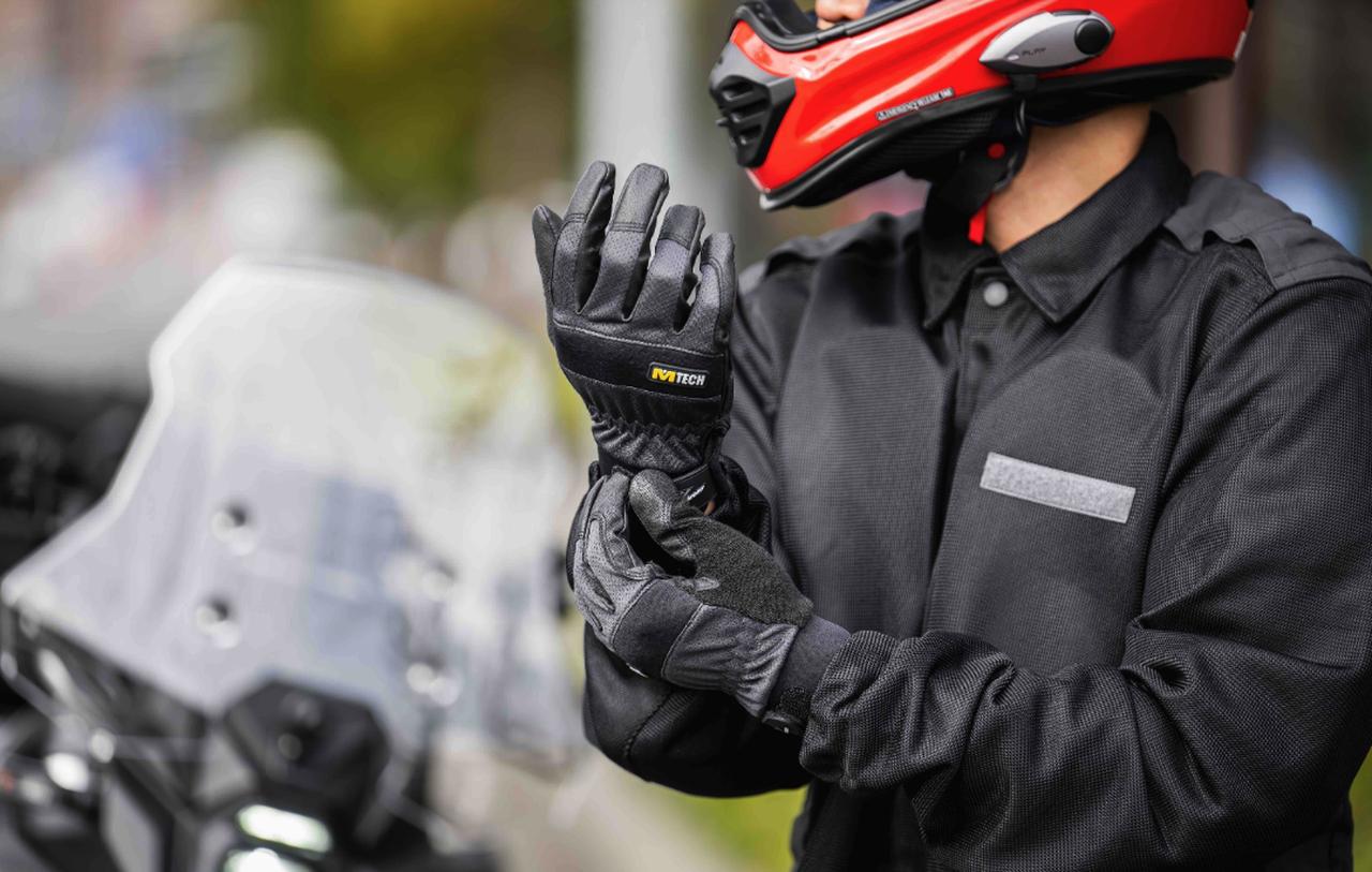 画像: 日本の職人さんが選ぶメカニックグローブのDNAが注入された空冷式グローブ。パーミアが生み出すグリップ力や感度の高いスマホタッチ機能を、素肌のようなフィット感によってより使いやすさを向上している。