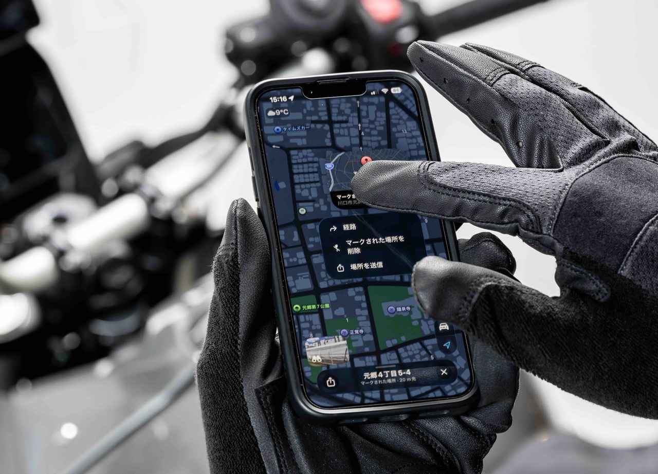 画像: フリック入力も可能にする空冷式グローブの感度高めのスマホタッチ機能のおかげで、グローブ装着時であってもストレスなくスマートフォンの操作ができる。