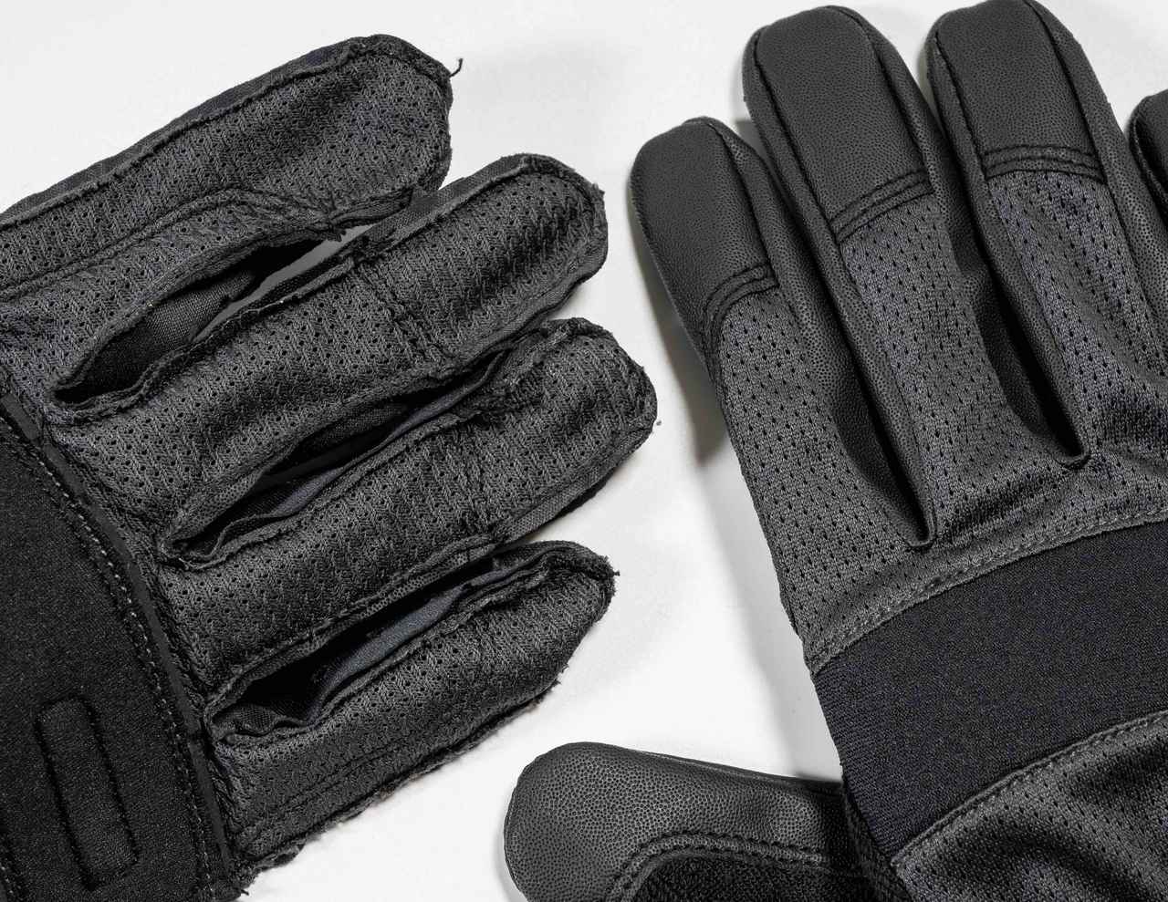 画像: エアインテーク空冷式グローブは涼しさに特化したアイテム。メッシュ素材にこだわり、風の通り道を最適化して走行風を積極的に取り込む構造を採用することで手を快適に涼しくする。
