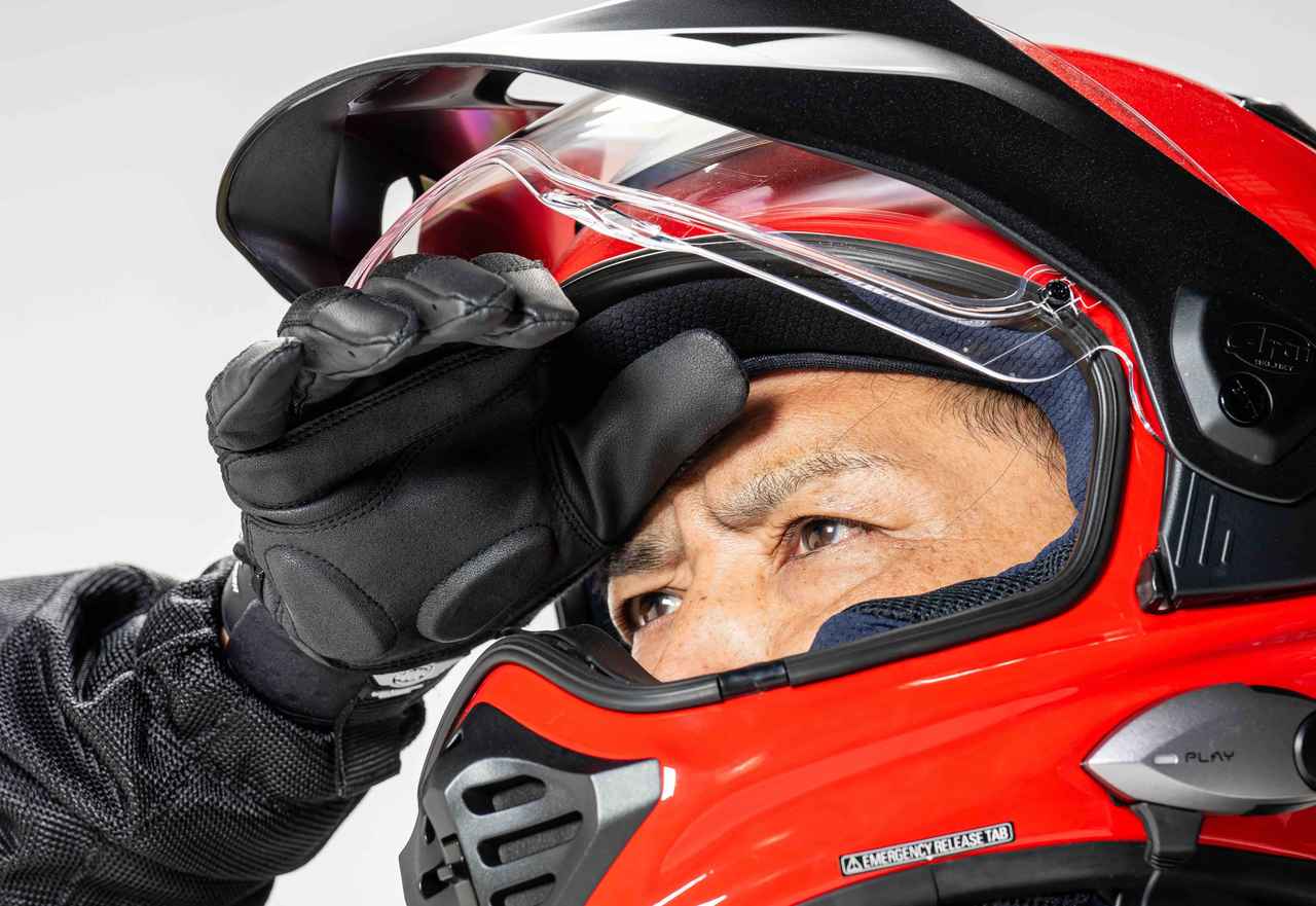 画像: 空冷式グローブの親指部分にはパイル素材が使われており、汗拭きパッドとして使用できる。