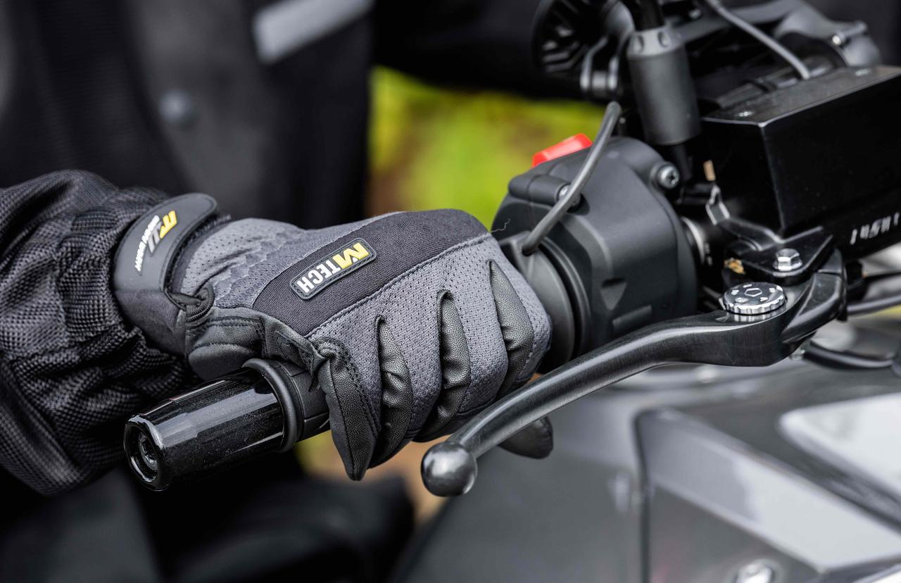 画像: BLUE MONSTER CLOTHING エアインテーク空冷式グローブ カラー：101（ブラック）・102（グレー） サイズ：S・M・L・XL 【先行予約順序】 ・BMCサブスクリプション「冠位十二階」メンバー：3月12日12:00から3月13日23:00頃まで ・一般先行予約：3月14日から3月31日 ▶▶▶お買い求めはこちら！ （第一期先行予約：3月31日まで）圧倒的進化『エアインテーク化』で毎秒250cc走行風を取り込む【空冷式グローブ】]