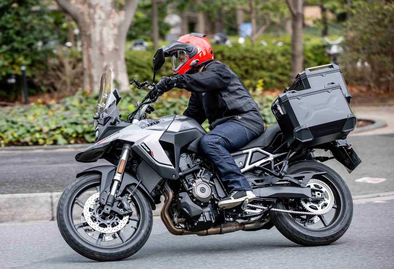 画像: BMCの代表でありアイテム開発者のローリー青野氏は等身大のライダーとして乗って開発、使って改良が基本。今回の空冷式グローブもしっかりと進化させている。