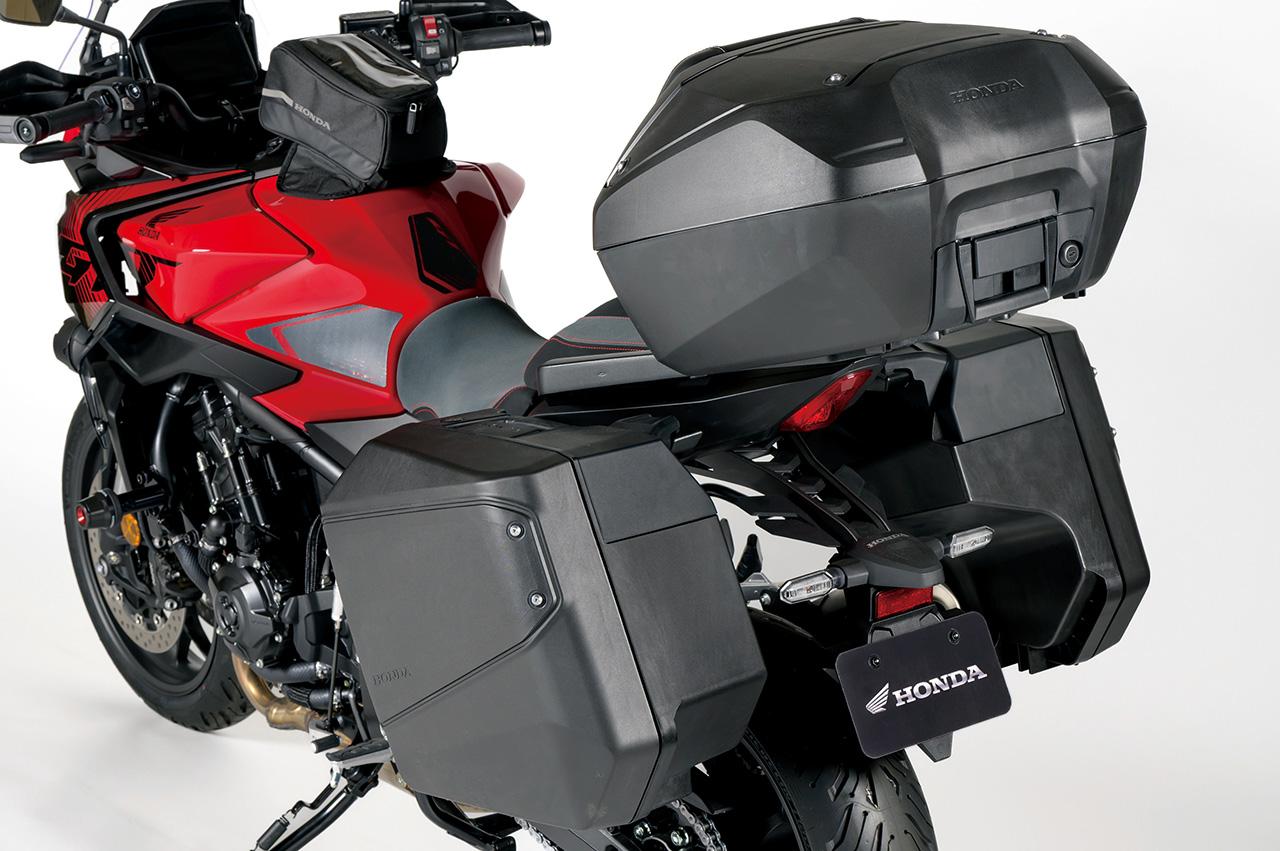 画像: 欧州仕様は左37L、右28Lのパニアケースに加え、ナックルガードやセンタースタンドも標準装備。純正アクセサリーも充実しており、50Lのトップボックスやハイウインドスクリーン、コンフォートシートなど、長距離ツーリングの快適性と積載性を高める多彩な装備が用意される。