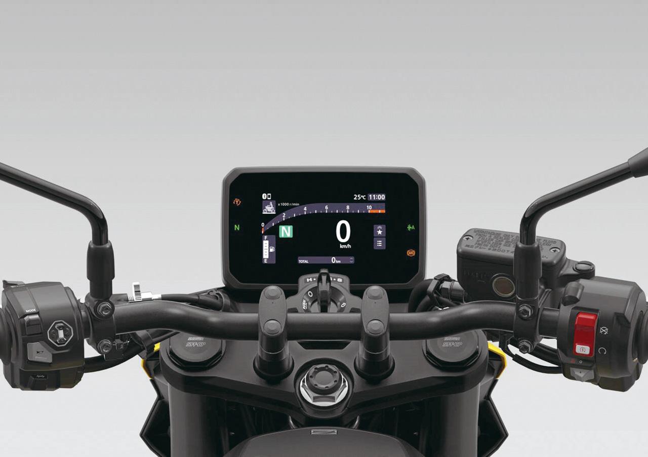 画像2: フルデジタルメーターはスピードやタコに加え、燃費や走行モード、シフトインジケーターなど多彩な情報をクリアに表示し、スポーティかつ先進的なコックピット演出に貢献する。