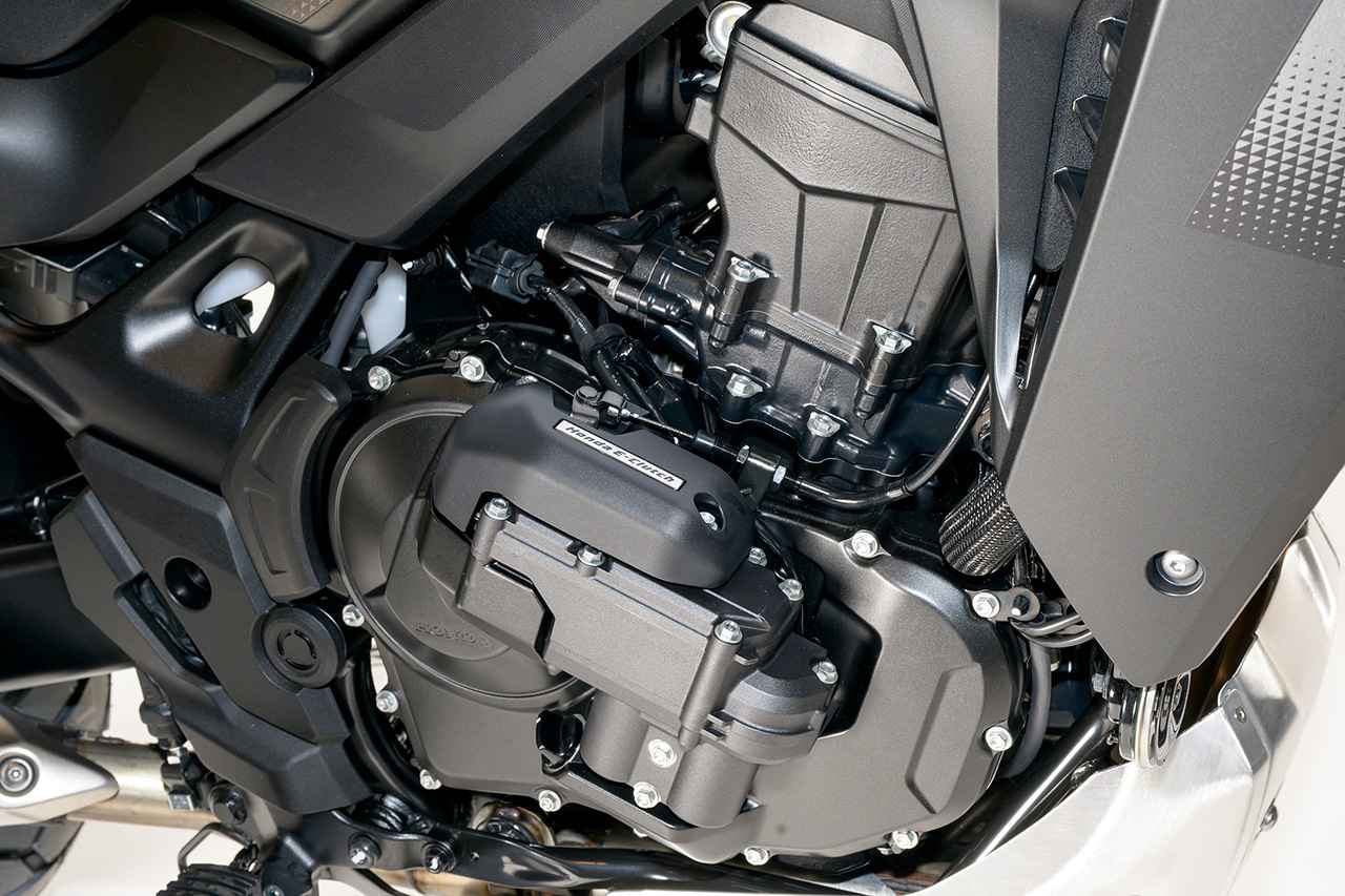 画像: 754cc並列2気筒ユニカムエンジンに電子制御のEクラッチを組み合わることで、力強いトルク特性を保ったままクラッチレバー操作不要の発進＆変速を実現する。