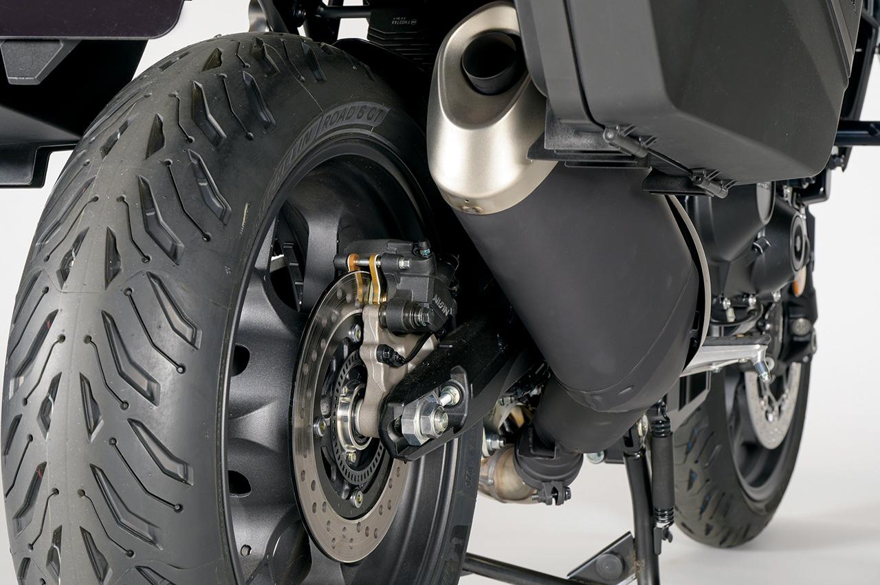 画像: リアもNISSIN製2PキャリパーにΦ240mmディスク採用。撮影車のタイヤはミシュラン製ロード6 GTとなっていた。