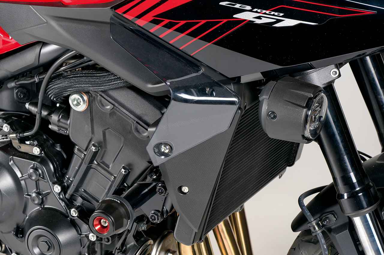 画像: フォグライトやナックルガード上部・シュラウド部に用意されるディフレクター、ナックルガードエクステンションスライダーなどは国内仕様ではオプションとなっているようだ。国内モデルがどういった仕様で販売となるのか楽しみだ。