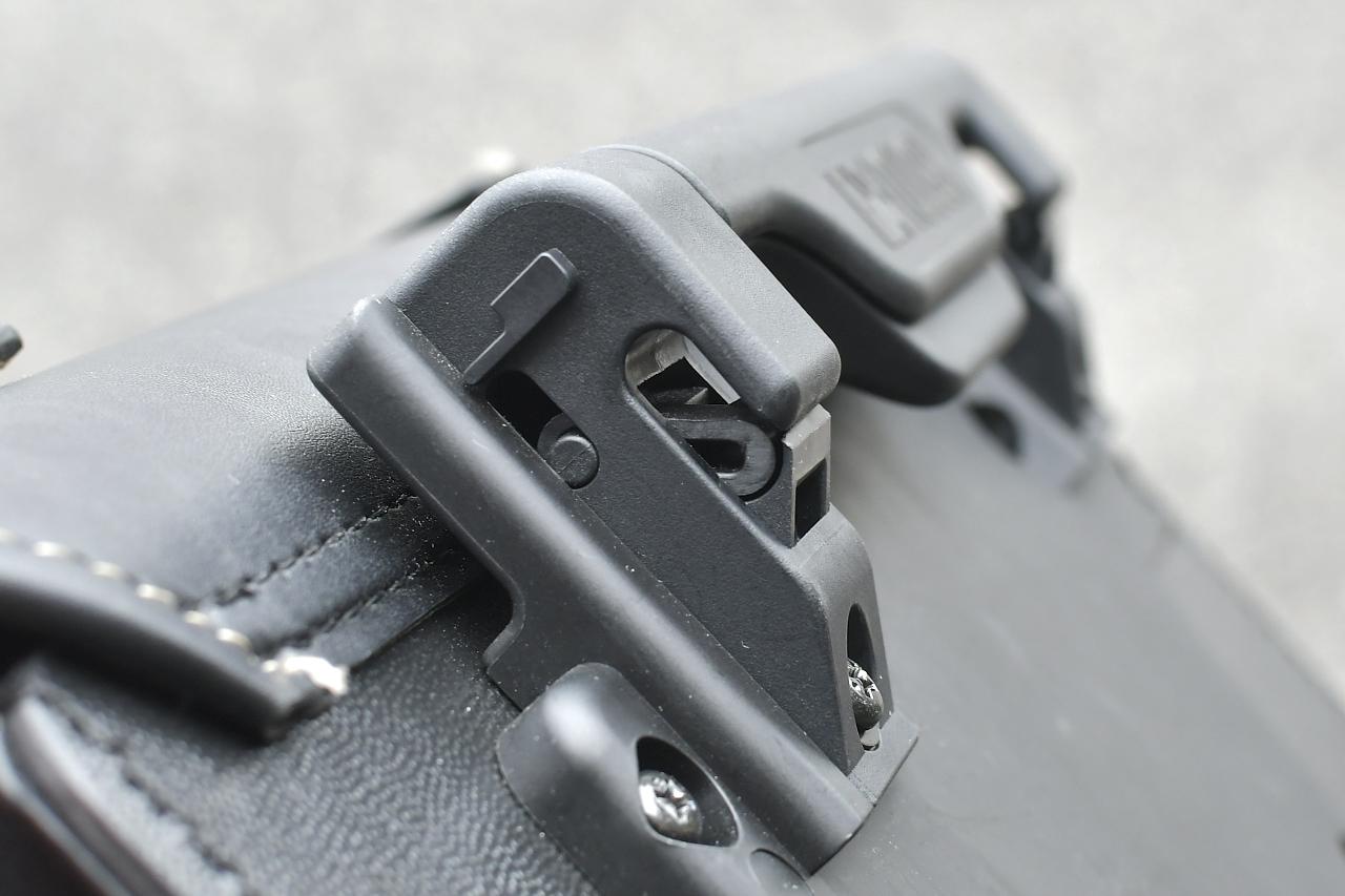 画像2: EX-TOUCHハンガーにEX-TOUCHサドルバッグを脱着してみる