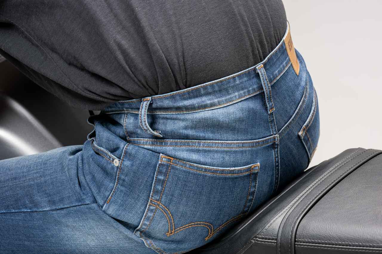 画像: 前傾ポジションになっても、背中が出たり、微妙な空間が出来ないのもライダージーンズとしての完成度の高さを感じさせる。