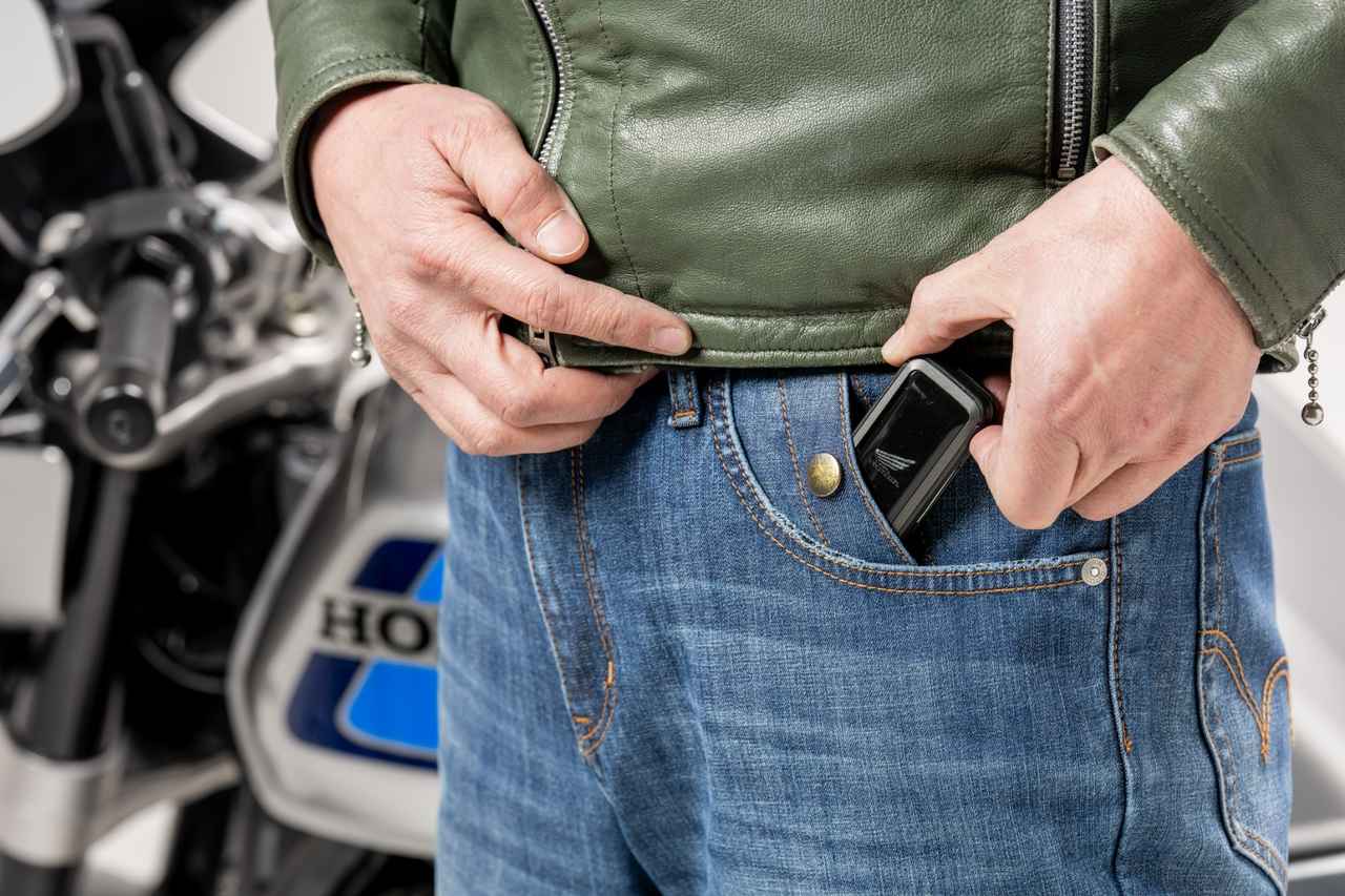 画像: キーレスユーザーには嬉しい専用ポケット。もちろん小物入れとしても活用できる。