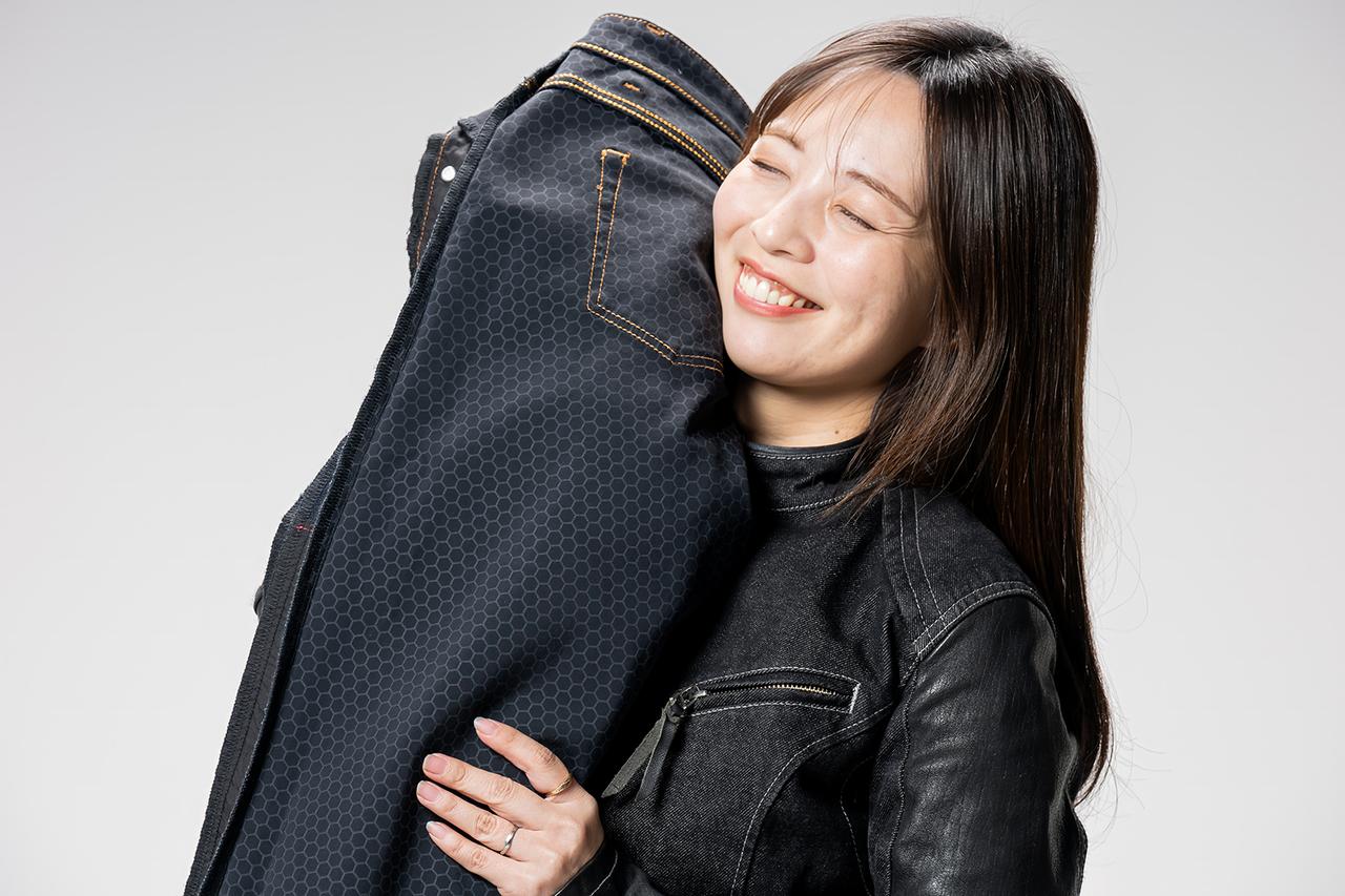 画像: ジーンズを裏返してみると、ハニカム形状のプリントが姿を現す。触れているだけで冷たさを感じられる仕様だ。