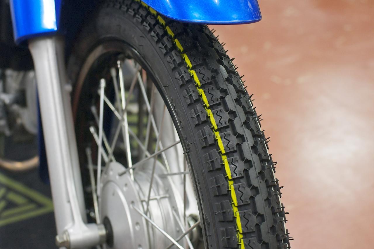 画像: 通勤で酷使されてるスーパーカブ110（JA44）のメンテナンス③。結束バンドを使ってタイヤを新品に交換するよ〈若林浩志のスーパー・カブカブ・ダイアリーズ Vol.364〉 - webオートバイ