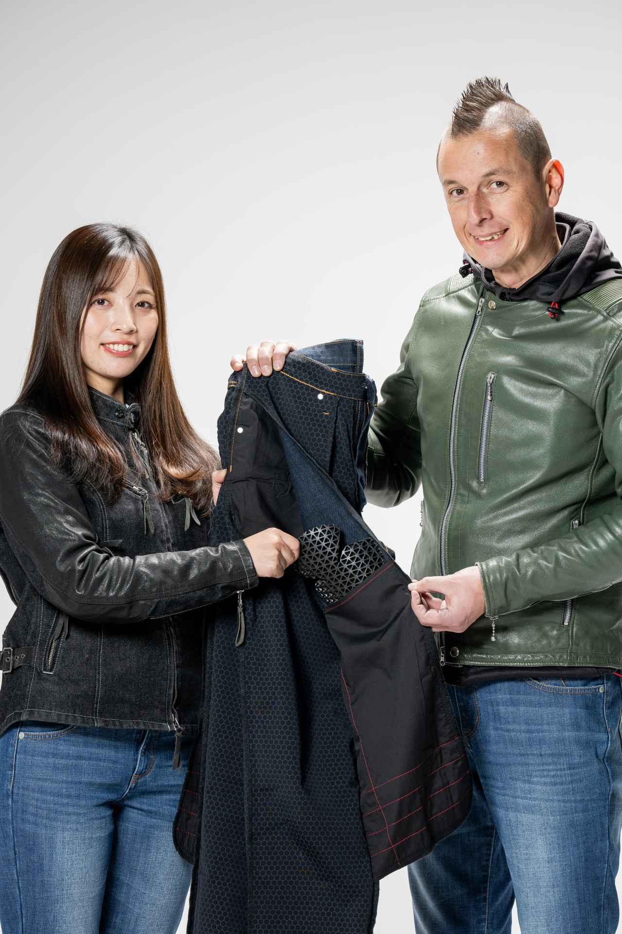 画像: 別売りの膝プロテクターは装着位置調整用のスティッチが入っている。スティッチを切ることでプロテクターが下に下がっていく仕組みだ。