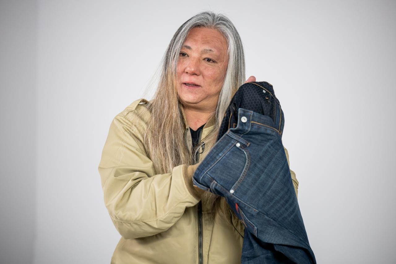 画像: 「検査機関でのテストでは、接触冷感数値は2025年モデルの2倍になっています」と2026年モデルの性能を語るのはEDWIN 企画・生産部の石黒丈志 氏。