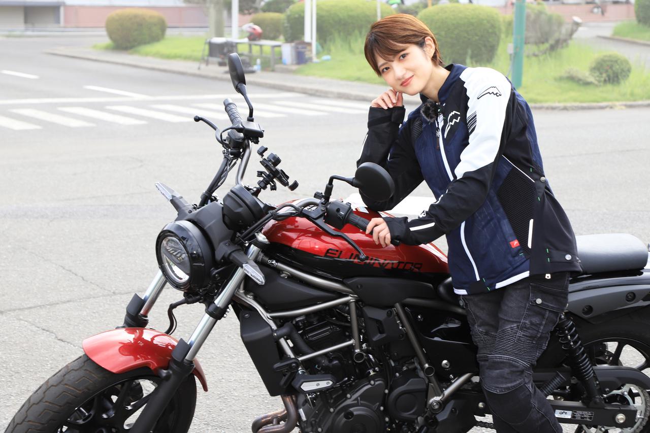 画像: ▲若月佑美さんと愛車のカワサキ「ELIMINATOR」。