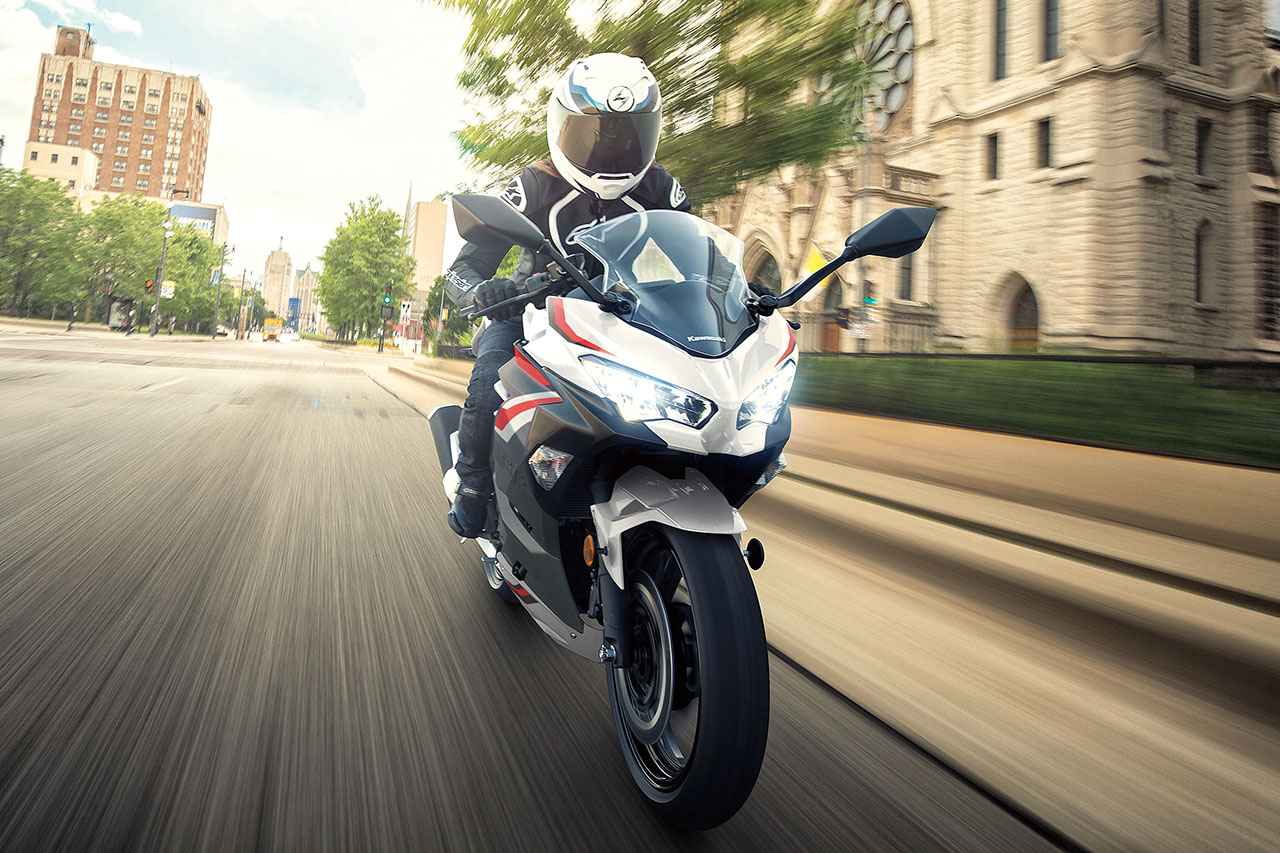 画像: Ninja400はエッジの効いたフルカウルに、鋭いLEDヘッドライトとコンパクトなテールを組み合わせた攻撃的なスタイルが魅力。凝縮感のあるプロポーションが、スピード感をいっそう際立たせる。