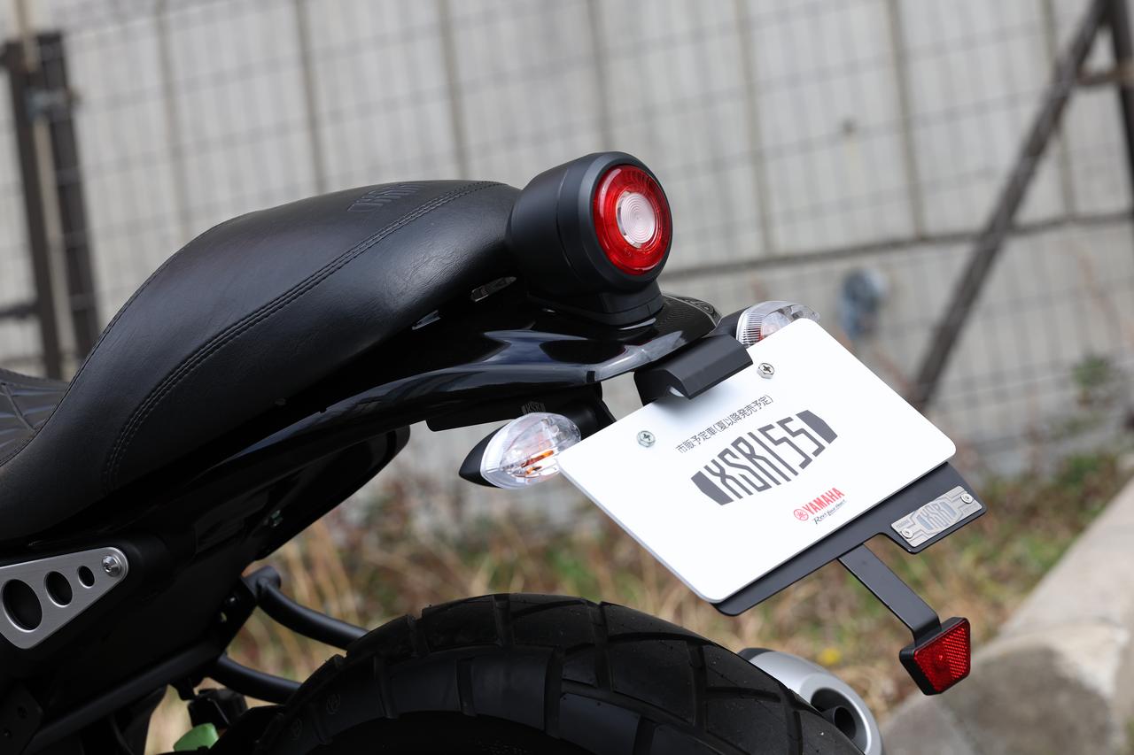 画像: テールランプは丸型1灯のLED。モーターサイクルショー展示車は、フェンダーレスキット、カスタムナンバープレートホルダー、XSRロゴプレートを装着。いずれも参考出品パーツだ。
