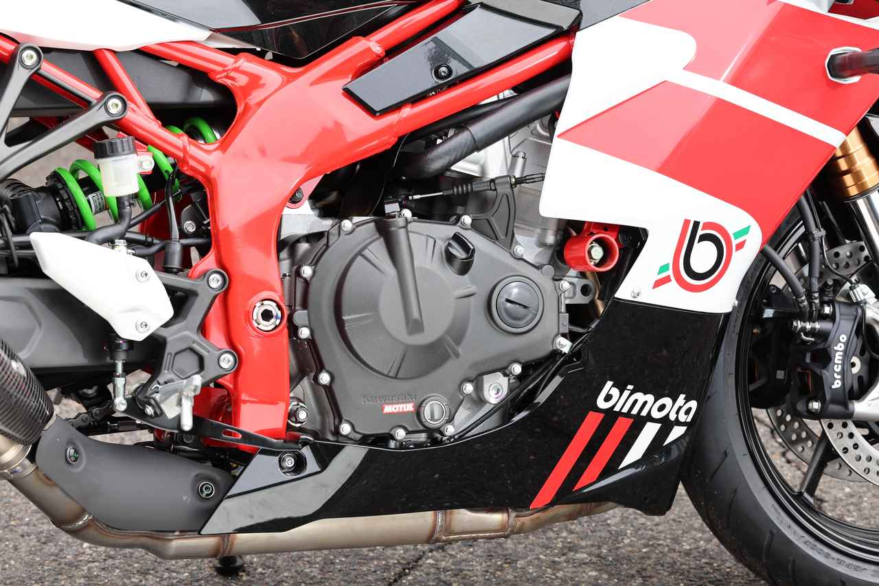 画像: エンジンはZX-4RR譲りの399ccDOHC4気筒。ZX-4RRでは77PS、ラムエア過圧時80PSというハイパワーを発揮するが、ビモータではどのようにチューンされるかにも注目したい。