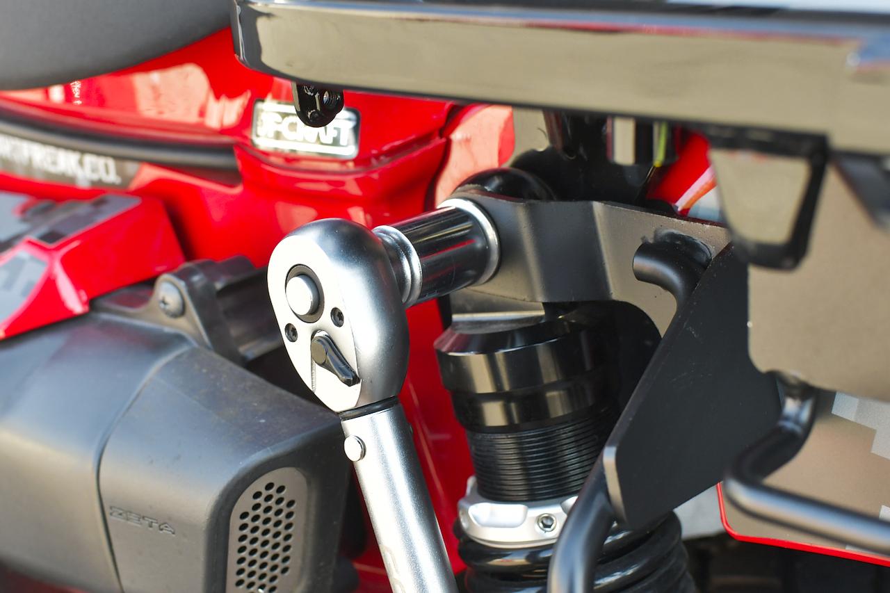 画像5: サドルバッグサポートの取付