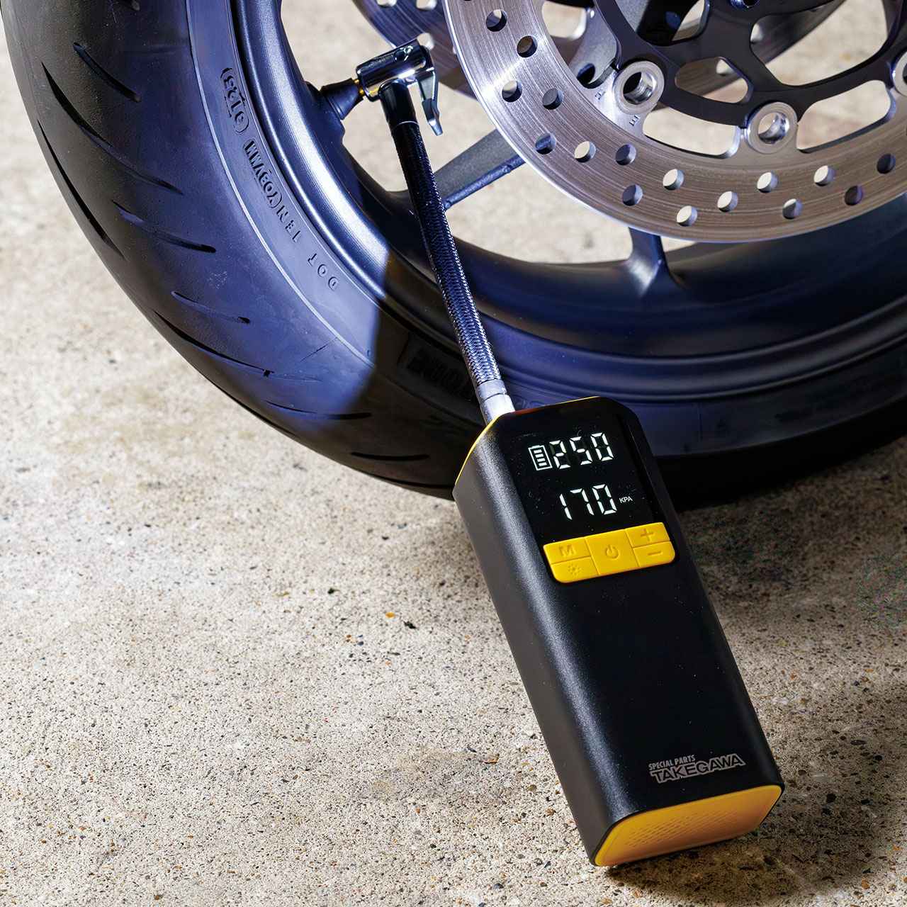 画像: SPECIAL PARTS TAKEGAWA e-エアーポンプ 税込価格：5940円 サイズ：高さ162mm×幅68mm×厚さ45mm 重量：438g 販売元：スペシャルパーツ武川 LEDライト付きで暗い場所でもまごつかずに作業できる。液晶表示は上段が設定空気圧、下段が現在の空気圧。