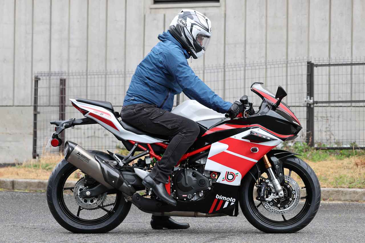 画像: ビモータ「KB399」のライディングポジション・足つき性