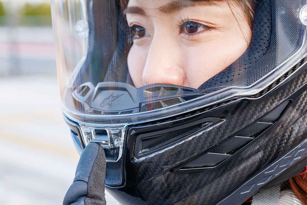 画像: 標準装着はクリアシールドで、2種類のスモークとミラーシルバー、フォトクロミックをオプション設定。転倒時のシールド脱落を防ぐため、ロックは頑丈な金属製を使用。