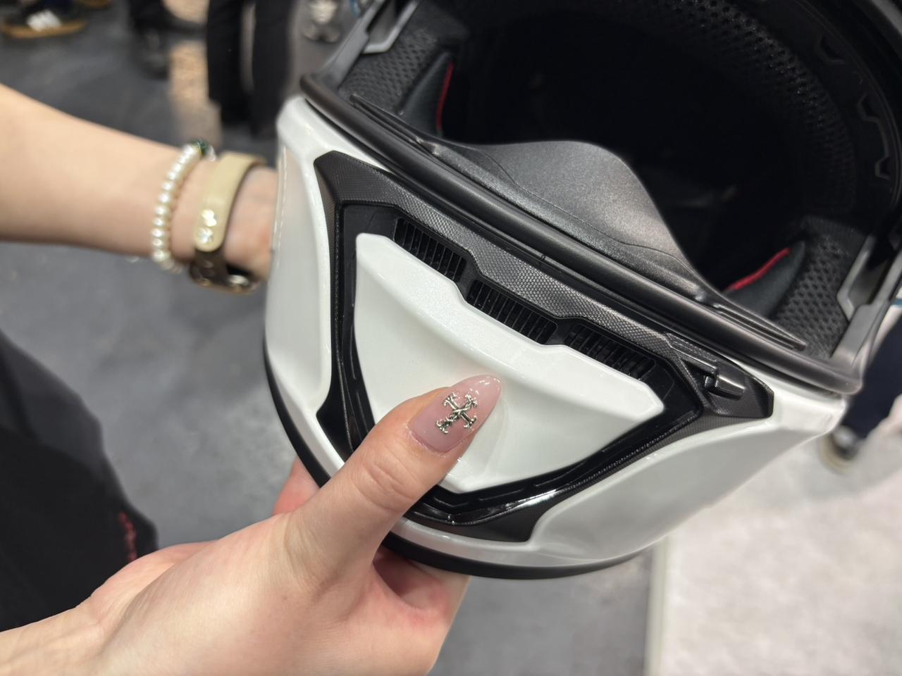 画像1: OGKカブトブースは完全新設計「KAMUI-5」など注目モデルが目白押し! 現役レーサーの広報・夢乃さんに聞いたこだわりポイントを紹介