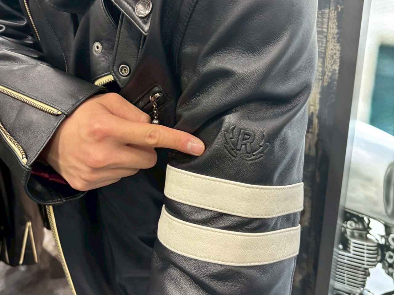 画像: ▲ファスナーや袖にあしらわれたアイボリーライン。ブランドロゴの刻印もポイントです。